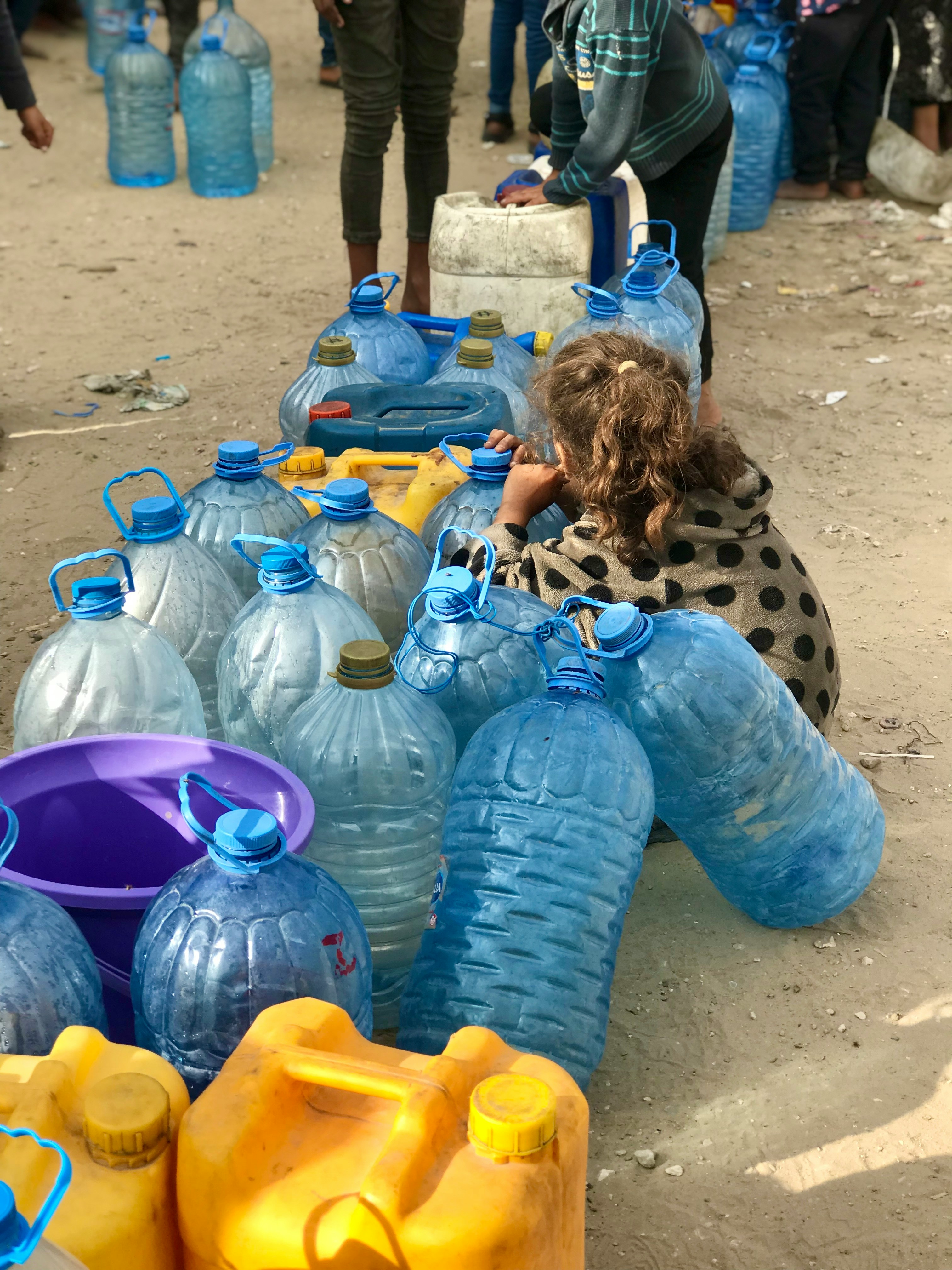 Maedchen wartet auf Wasser